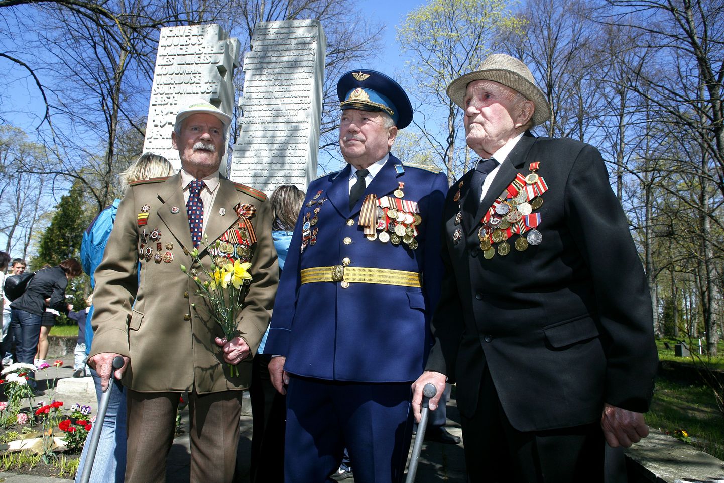 Võidupüha tähistamine Pärnus Alevi I kalmistul mälestusmärgi juures.