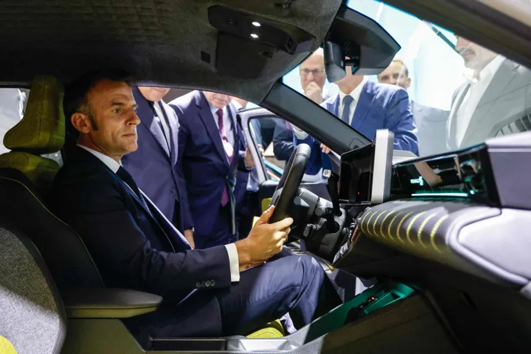 Prantsusmaa president Emmanuel Macron istus autonäitust väisates mõistagi kodumaise Renault R5 rooli.