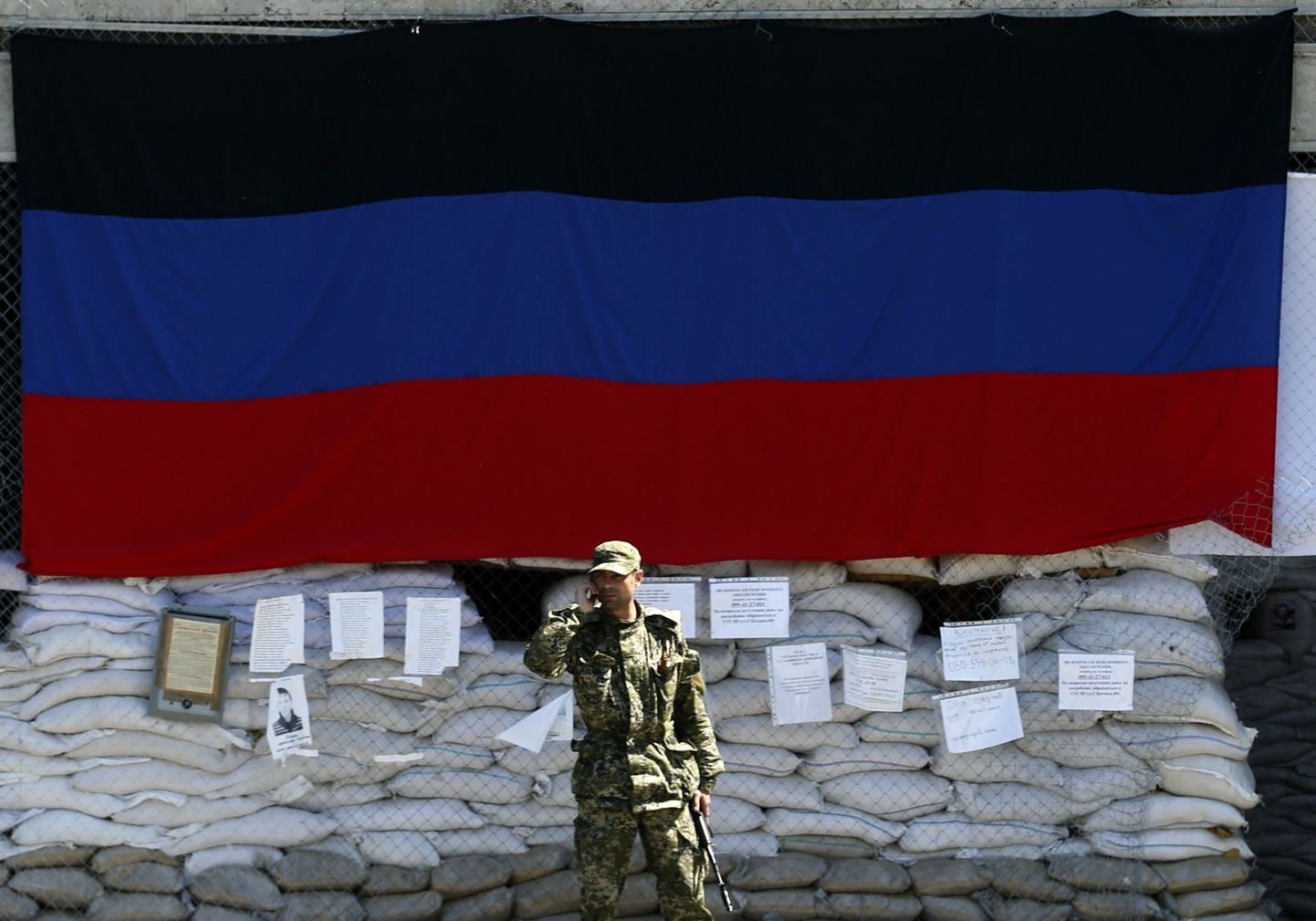 Venemeelne võitleja Slovjanskis niinimetatud Donetski Rahvavabariigi lipu ees.