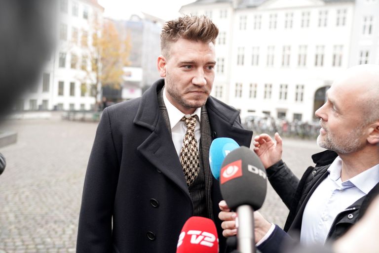 Taani jalgpallituus Nicklas Bendtner on varemgi skandaalidesse sattunud. Paar aastat tagasi lõi ta taksosõidu lõpetuseks taksojuhil ninaluu puruks. 