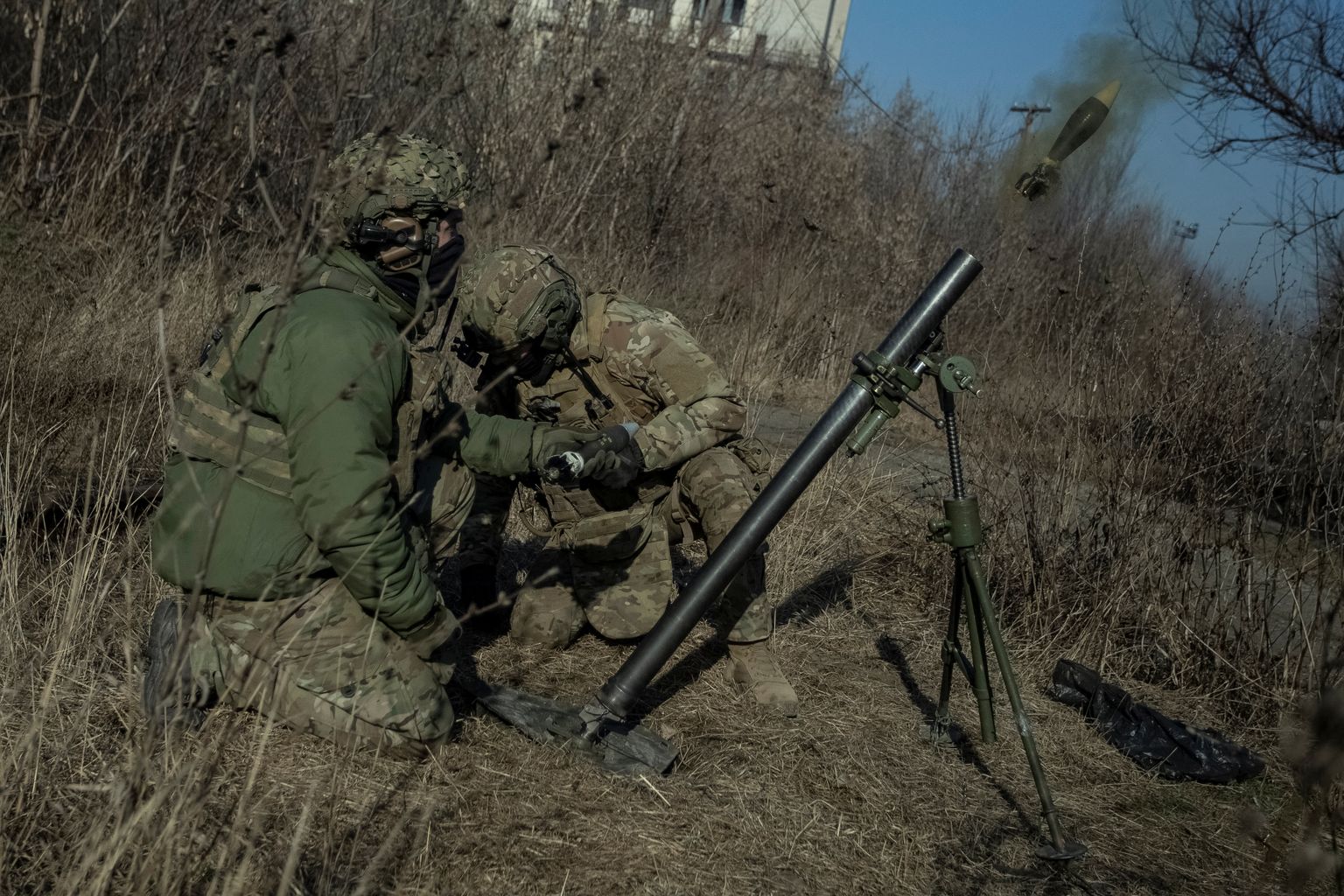 Ukraina sõdurid tulistamas miinipildujast Bahmutis 27. jaanuaril.