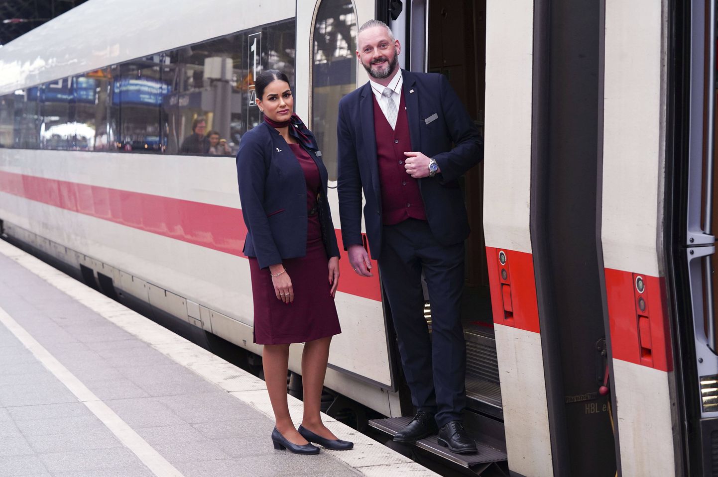 Saksamaa raudteefirma Deutsche Bahn töötajad 2020. aasta märtsis Kölnis esitlemas uusi vormirõivaid.