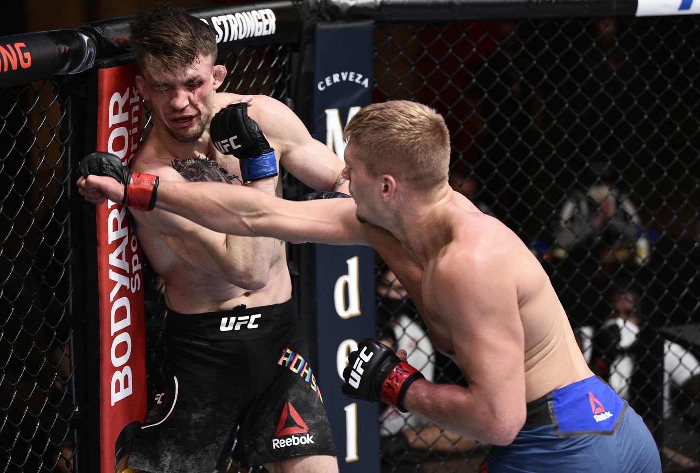 Vabavõitleja Austin Hubbard (paremal) klobis debütanti Max Rohskopfi (vasakul) laupäeval Las Vegases peetud UFC võitlusõhtul.