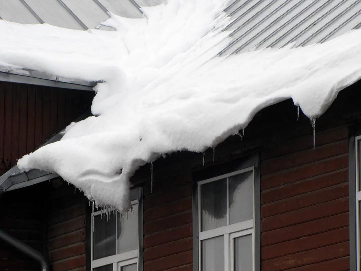 Eile hommikul Viljandis Jakobsoni tänav 40 maja räästaisse kogunenud lumevaal