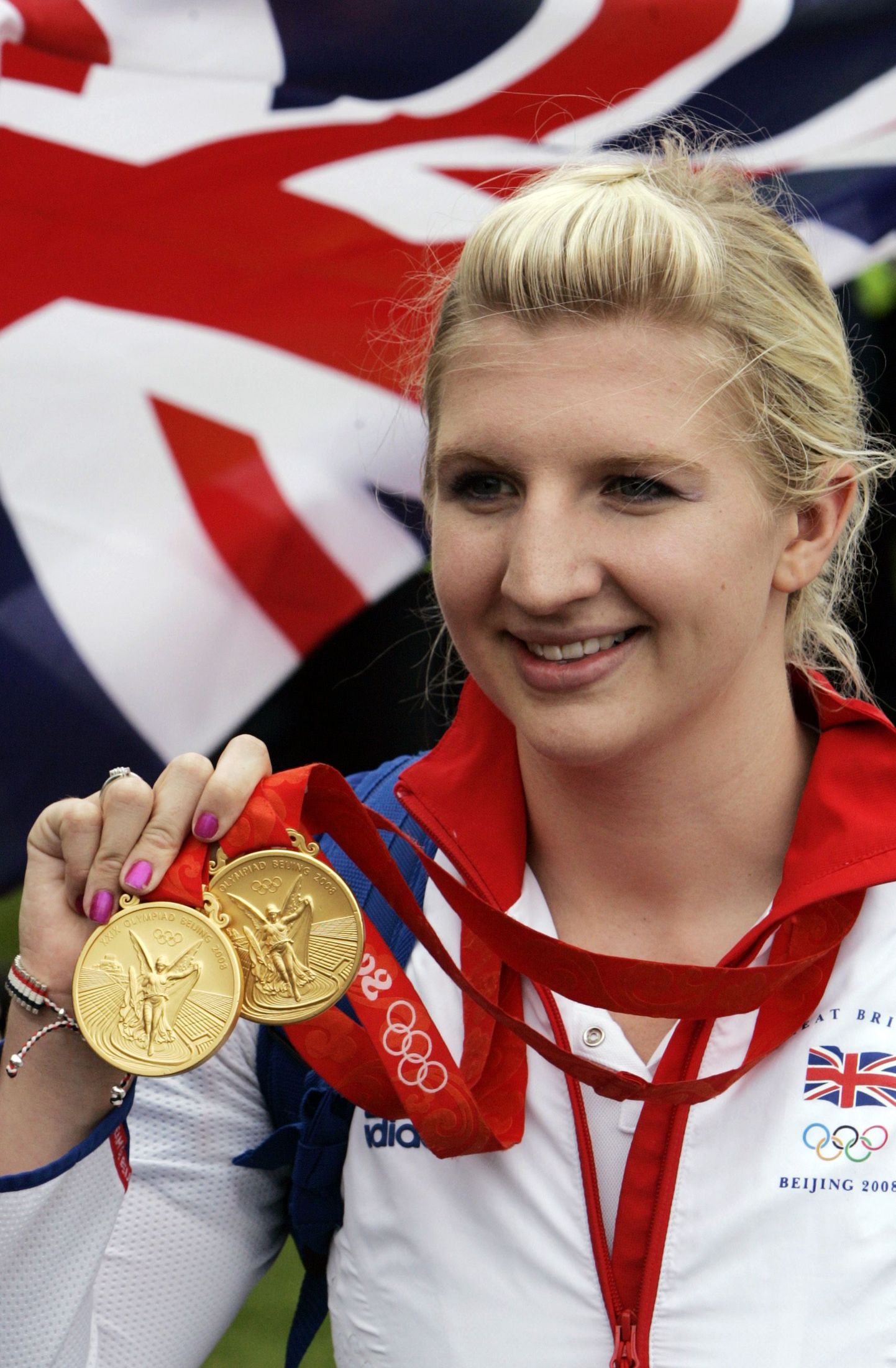 Rebecca Adlington Pekingi olümpial võidetud kuldmedalitega.