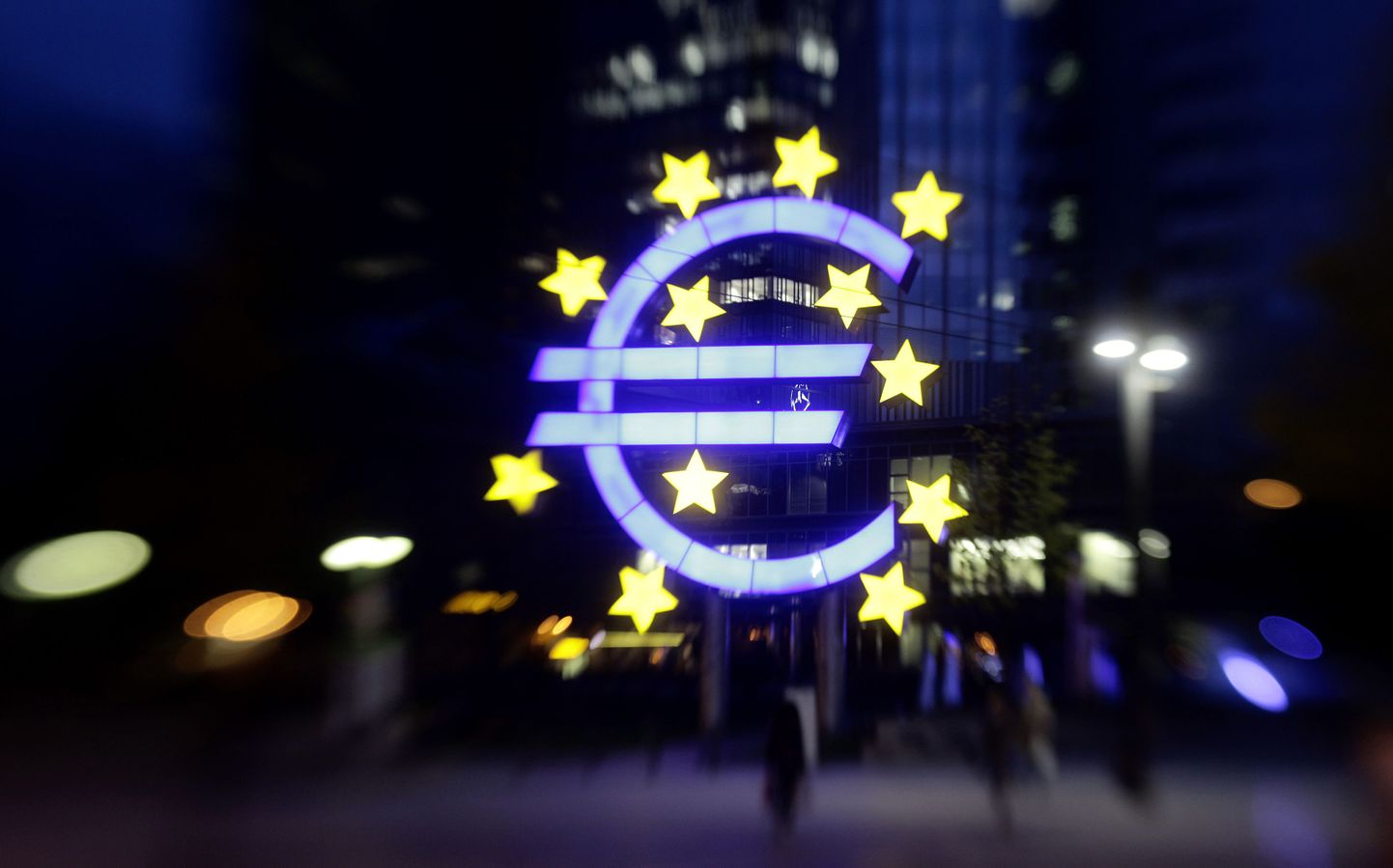 Valgustatud euro märk Euroopa Keskpanga peakontori ees Frankfurdis.
