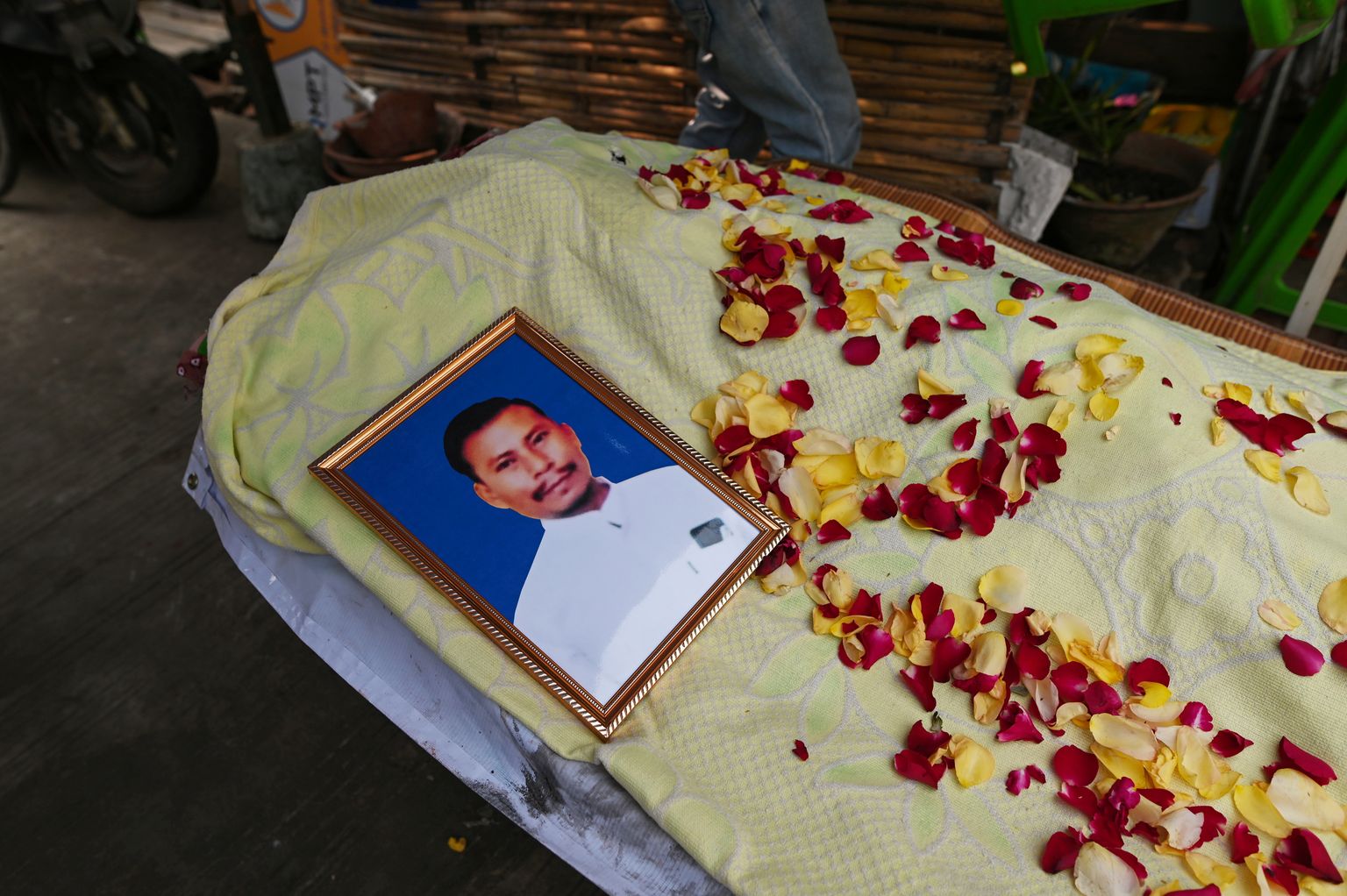 Julgeolekujõudude reidi käigus tapetud 41-aastase Aung Thani surnukeha.