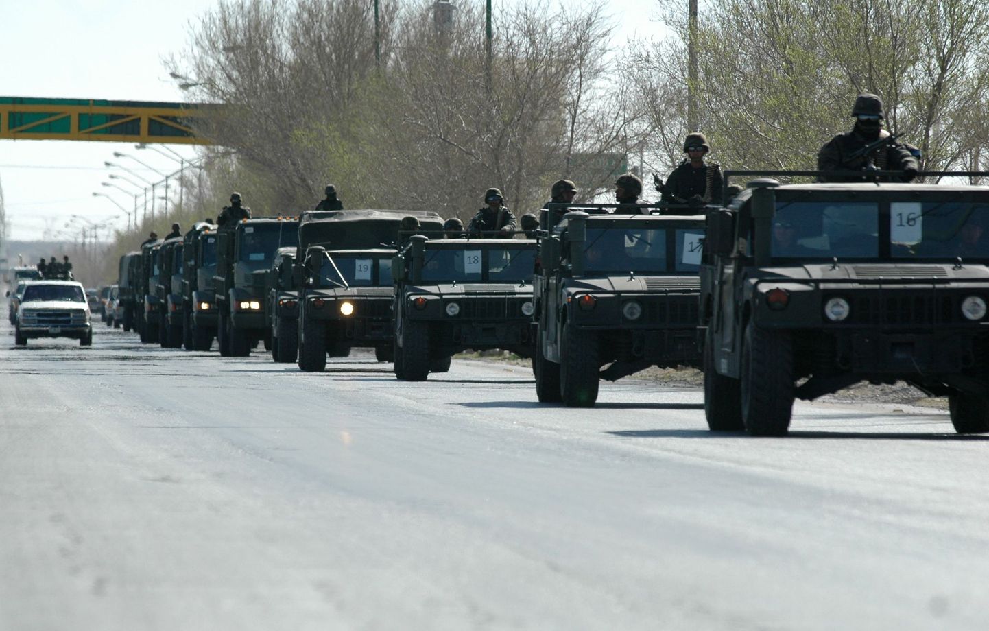 Mehhiko armee kolonn saabumas riigi põhjapiiril asuvasse Ciudad Juárezesse.
