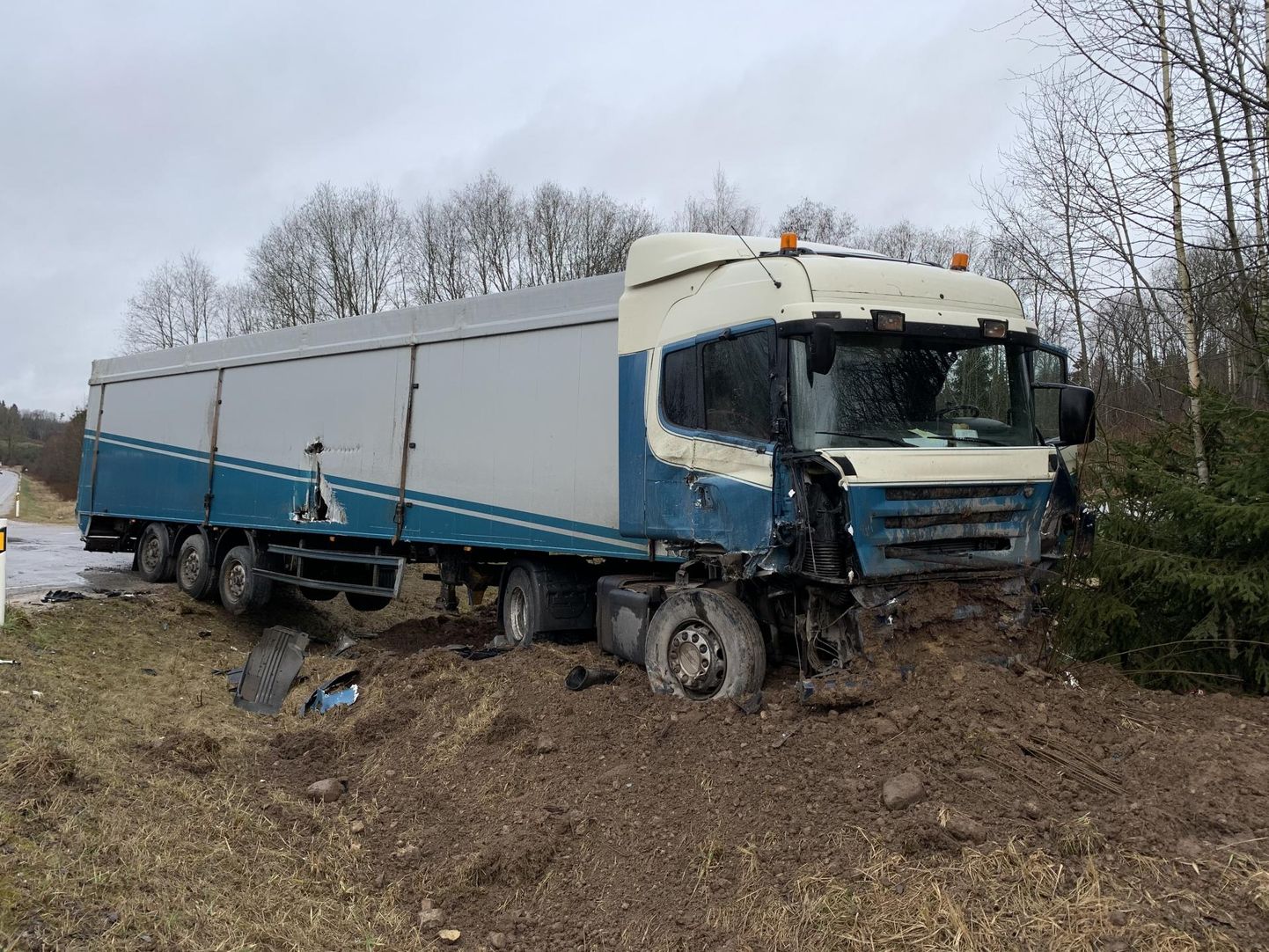 Põhja-Sakala vallas põrkasid kokku kaks veoautot.
