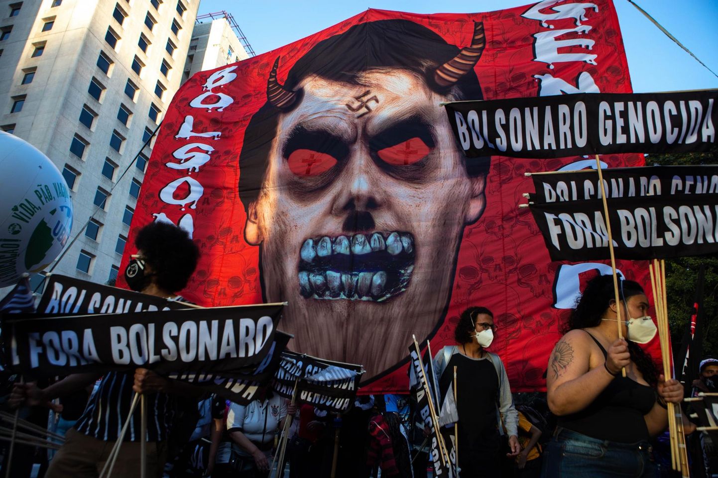 São Paulos toodi tänavatele plakatid, mis süüdistasid Bolsonarot genotsiidis.