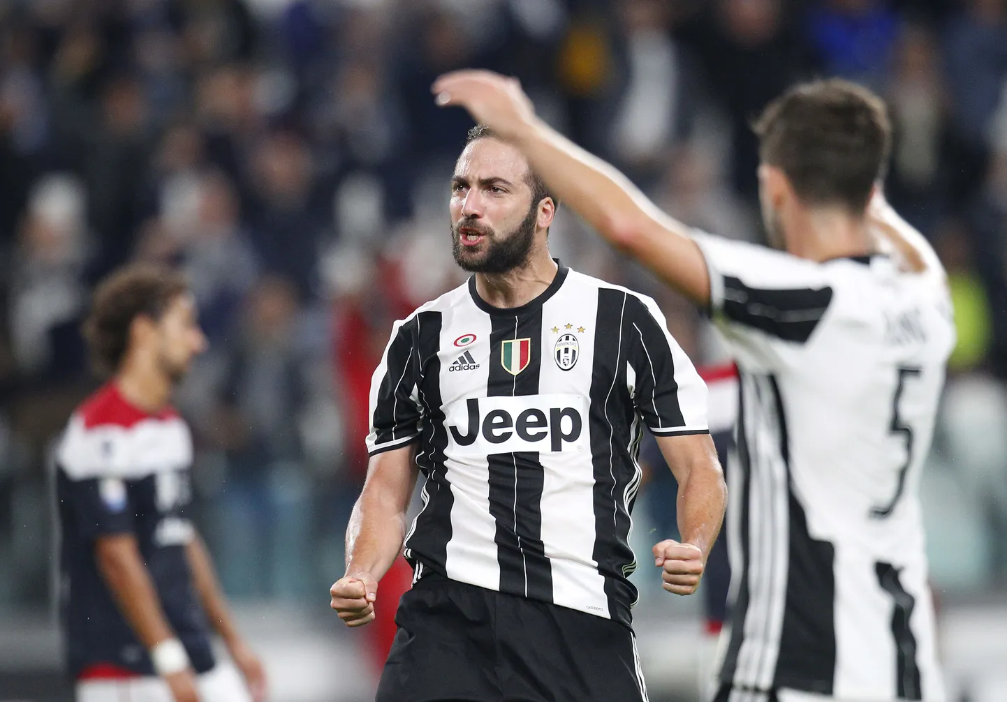 Gonzalo Higuain väravat tähistamas.