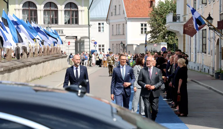 Soome presidet Alexander Stubb koos Eesti presidendi Alar Karisega 29. mail 2024 Tartus ülikooli peahoone juures. Soome president ja ta naine Suzanne Innes-Stubb olid Eestis visiidil 27.-29. maini 2024