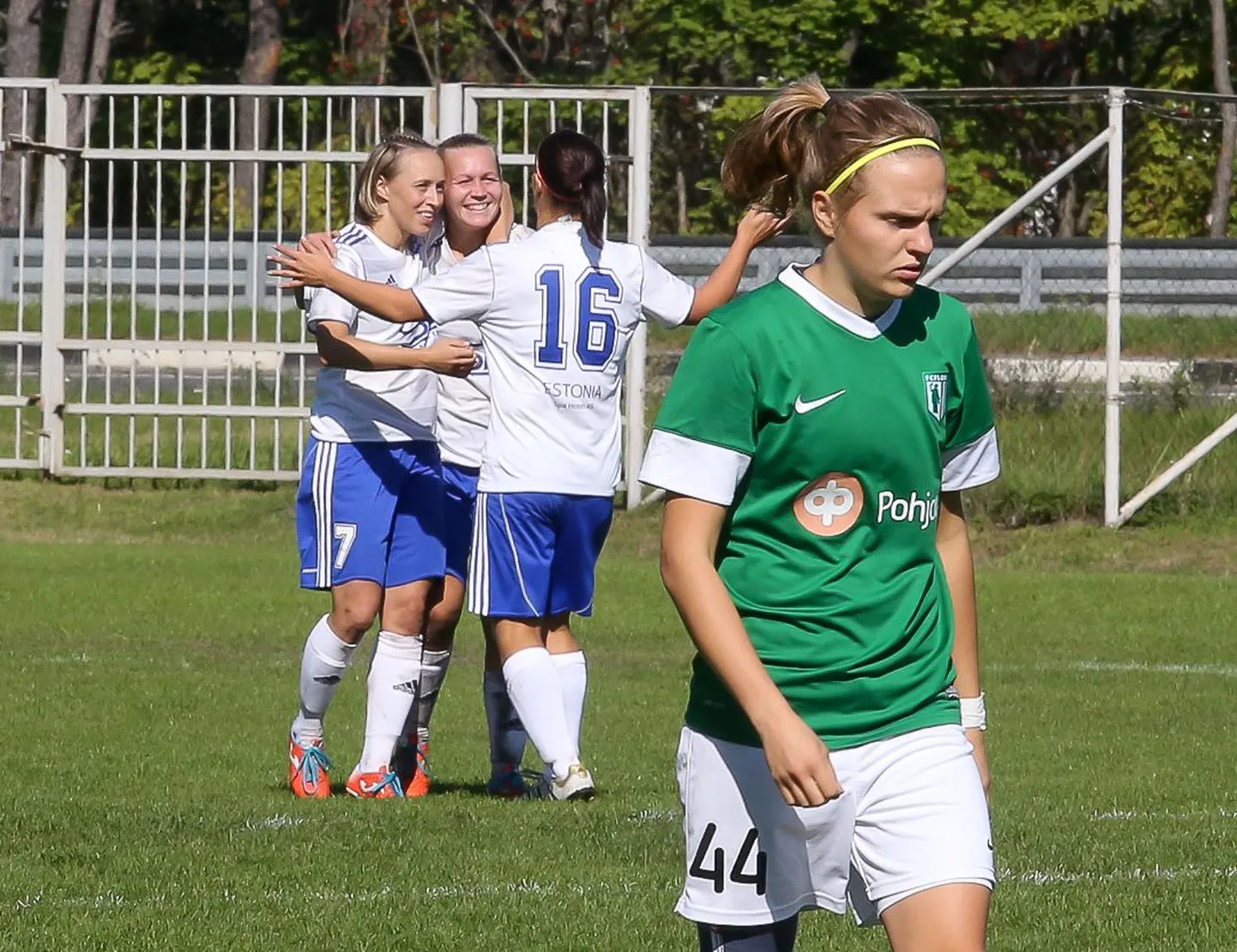 Pärnu naiskonna mängijad (valges).