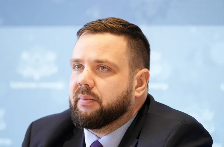 Satiksmes ministrs Jānis Vitenbergs piedalās preses konferencē pēc tikšanās ar "Rail Baltica" projekta īstenotājiem, kurā pārrunāja aktuālo informāciju par "Rail Baltica" īstenošanas gaitu.