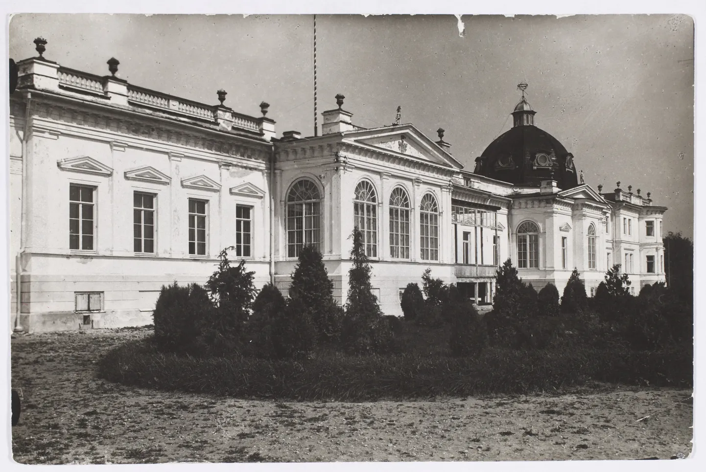 Vaade Raadi mõisa lossile järve poolt aastal 1923.