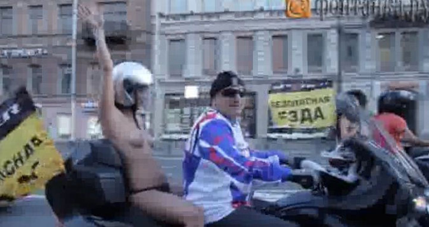 Топлесс-пассажирки мотоциклистов покорили Петербург.