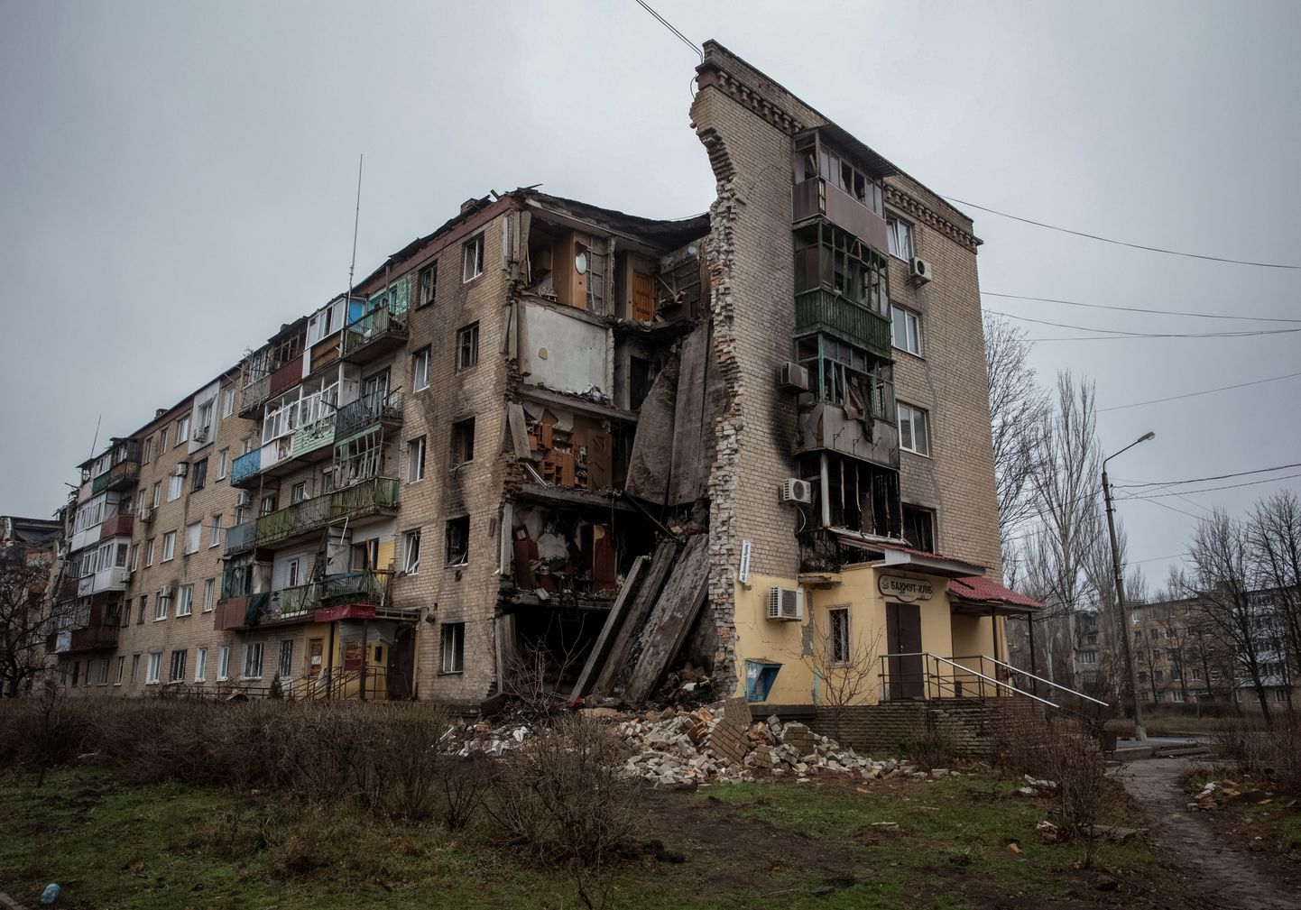 Vene vägede rünnakus kahjustatud elumaja Bahmutis.