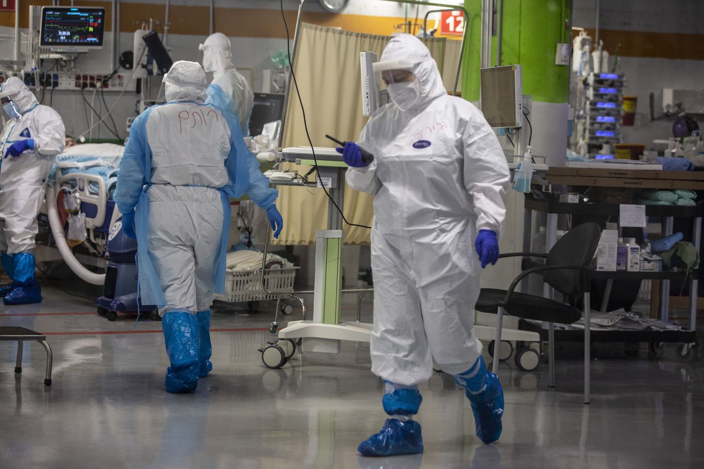 Meditsiinipersonal koroonaviiruse uue puhangu ajal Iisraeli suurima haigla, Tel Avivi lähedal asuva Sheba Meditsiinikeskuse intensiivraviosakonnas. 19. juuli 2020.a.