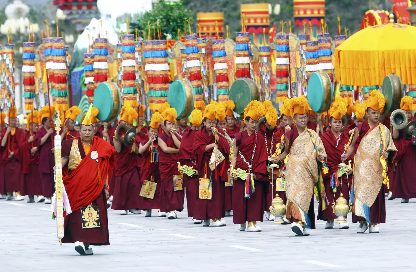 Tiibeti mungad piirkonna 60. aastapäeva tähistamiseks korraldatud paraadil.