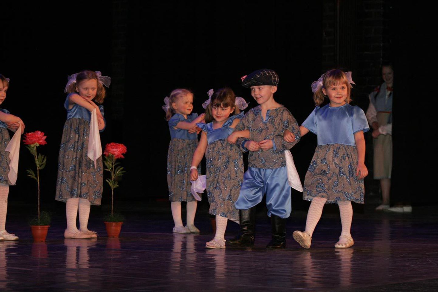 Järva-Jaani mudilaste vene stiilis tants «Tüdrukute eest plehku» vallandas saalis tormilise aplausi ja vilekoori. Lisaks edasipääsule sai tants ka eripreemia stiilsuse eest.