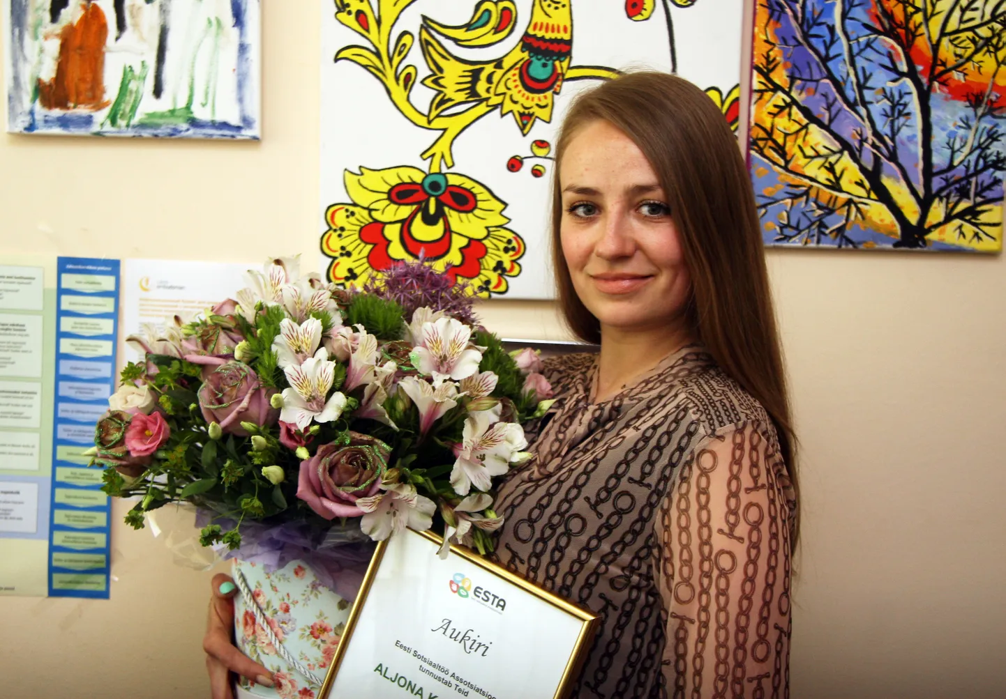 Aljona Kazakova hiljuti pälvitud suure tunnustuse eest õnnitlusi vastu võtmas.