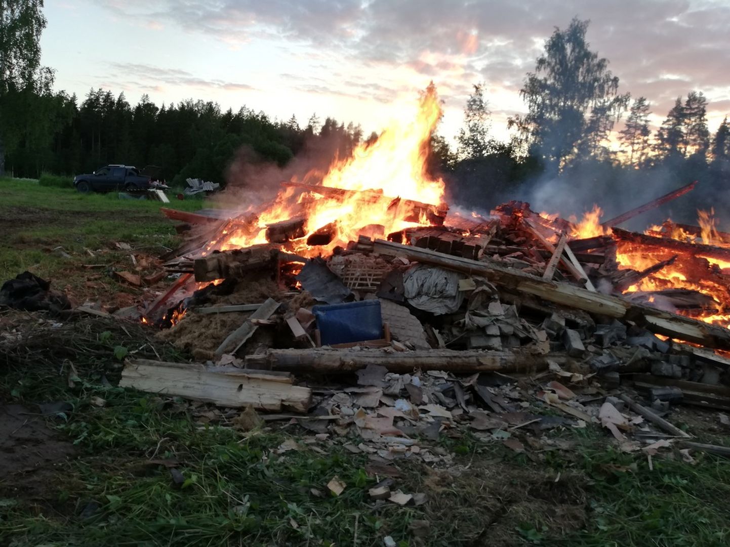 13. juunil kella 21.52 ajal põlesid Valga vallas Raavitsa külas palkmaja jäänused. Need oli põlema süüdanud omanik ise, et sel viisil jäätmetest vabaneda.