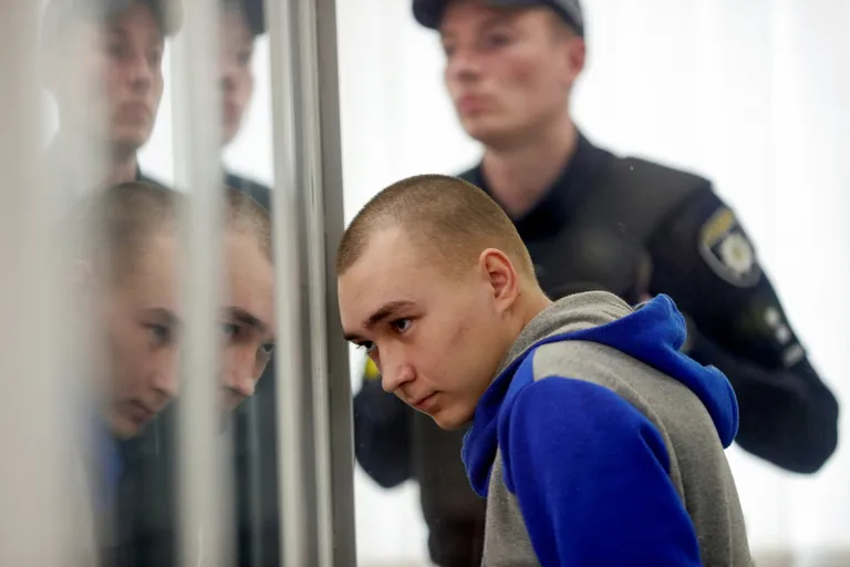 Vene sõdur, 21-aastane Vadim Šišimarin 23. mail 2022 Ukraina Kiievi kohtus. Venelast süüdistati sõjakuriteos ja talle määrati eluaegne vangistus