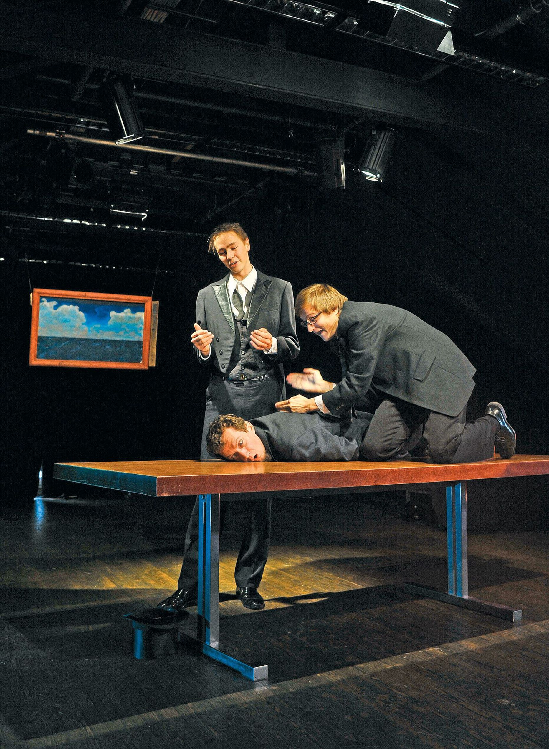 Tartu Üliõpilasteatri uue hooaja esimese lavastuse «Ulgumerel» mehed (Karl Laumets ja Christopher Rajaveer) on käsile võtnud kolmanda (laual pikali, Indrek Tulp).