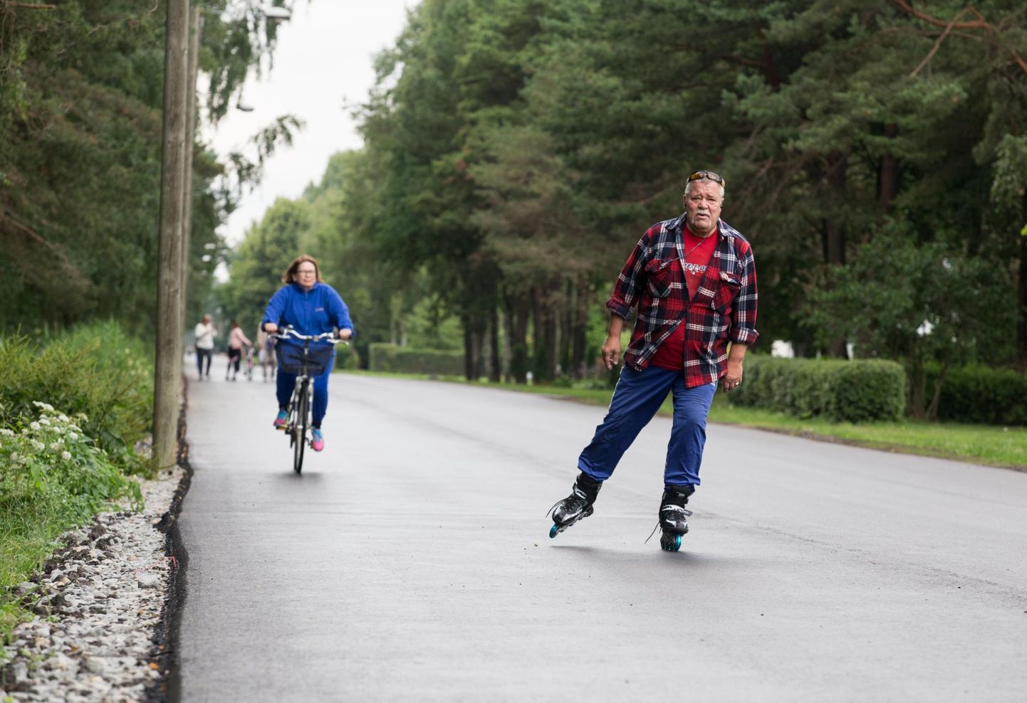 Kuigi ­suvepealinna südalinna Lottemaaga ühendav kergliiklustee pole veel valmis, saavad inimesed juba sellel liikumist nautida Pärnus Kalevi puiesteel.