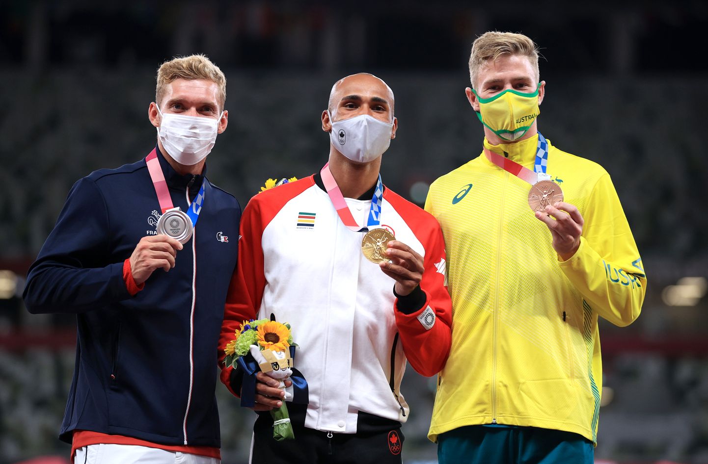 Tokyo olümpia kümnevõistluse medalikolmik. Vasakult Kevin Mayer, Damian Warner ja Ashley Moloney.