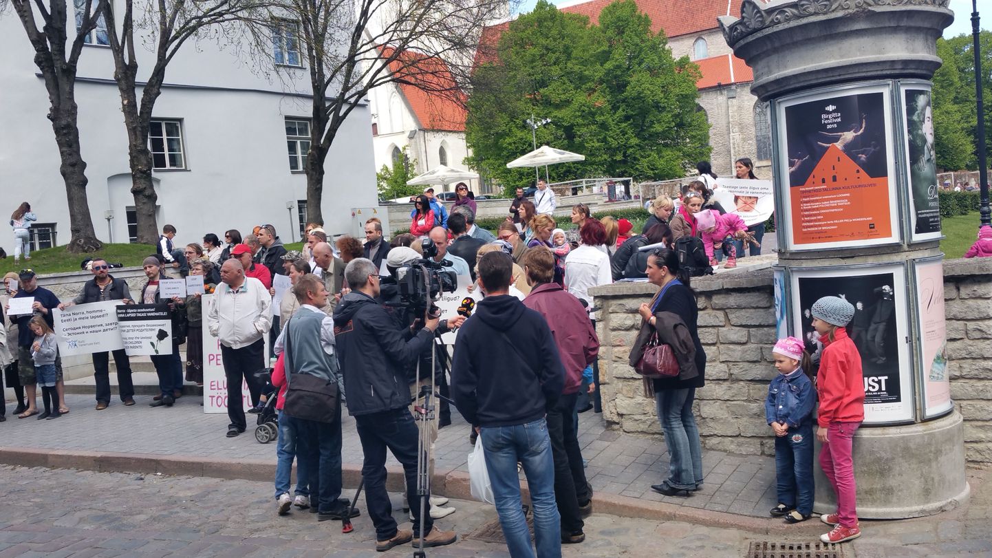 НКО "Родители Эстонии" проводит митинг в Старом Таллинне.
