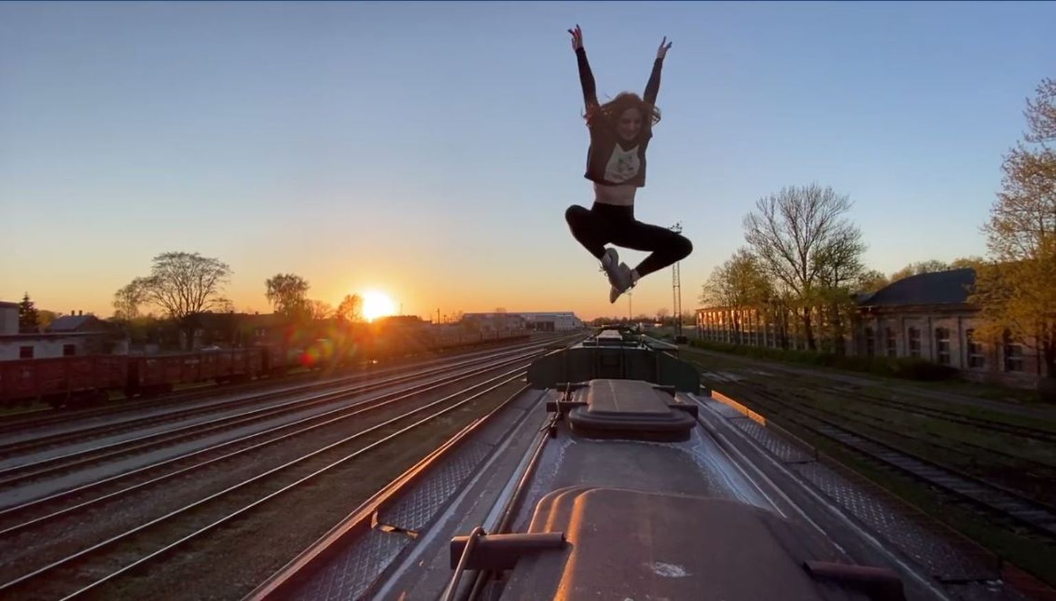 Üks stseene on videosse võetud raudteevaguni katusel.