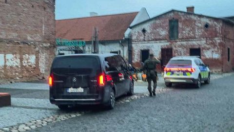 Mees lasi Valgas peoliste suunas rakette