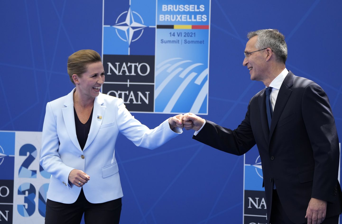 Генеральный секретарь НАТО c 2014 года Йенс Столтенберг приветствует премьер-министра Дании Метте Фредериксен во время прибытия на саммит НАТО в штаб-квартире альянса в Брюсселе, 14 июня 2021 года.
