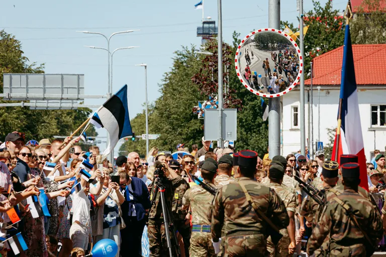Жители и гости Нарвы на параде 23 июня. Маршируют солдаты Французской Республики - союзника Эстонии.