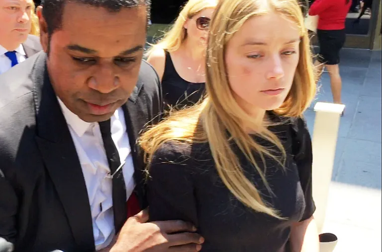 Näitleja Amber Heard nõudis Deppi vastu 2016. aastal kohtu kaudu lähenemiskeelu. Naisel olid kohtusse ilmudes näol sinikad.
