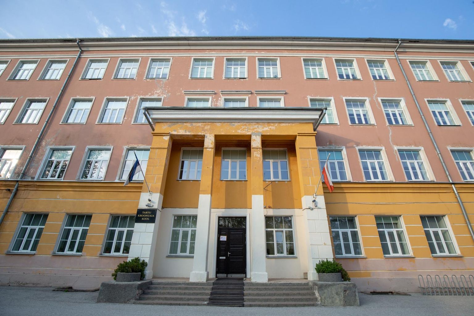 Tartu Kroonuaia koolis õpib 140 erivajadusega õpilast, lisaks pakub kool mittestatsionaarset õpet Tartu vangla kinnipeetavatele. Linn peab plaani kool ümber kolida ja kooli senine Puiestee 62 maja kujundada põhikooliks.