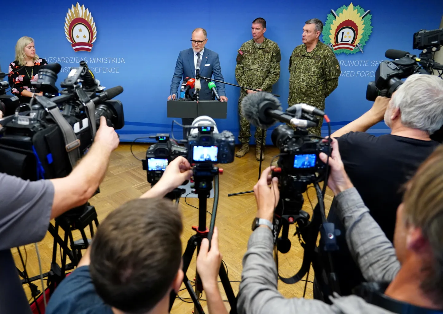 Aizsardzības ministrs Andris Sprūds (no kreisās), Gaisa spēku komandieris pulkvedis Viesturs Masulis un Nacionālo bruņoto spēku komandieris ģenerālleitnants Leonīds Kalniņš piedalās aizsardzības nozares preses brīfingā Aizsardzības ministrijā, kurā informē par Rēzeknes novadā nokritušo bezpilota lidaparātu.