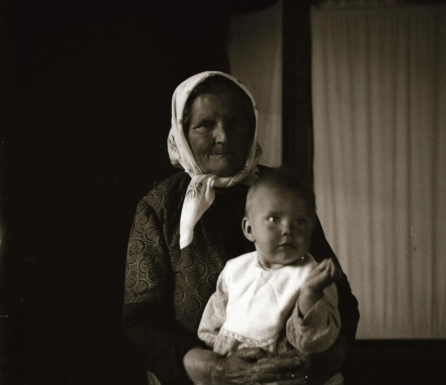 «Mina lauliku soosta,/keelepeksija peresta –/ laulik oli minu isani,/
laulik oli minu emani,/ laulik mu väike vennanaene,/ laulik oli lapsekiigutaja,/ laulik mu’st enesestki saabki.» Nii laulis 1911. aastal Esna külas 45aastane taluperenaine Pauline Arme, kes oli «üle küla laulja, iga töö juures laulis, kedras ja laulis, lõpuni oli tema ea ääl.» Pildi, kus Pauline Arme on koos lapselapsega, on teinud Richard Viidalepp 1942. aastal.