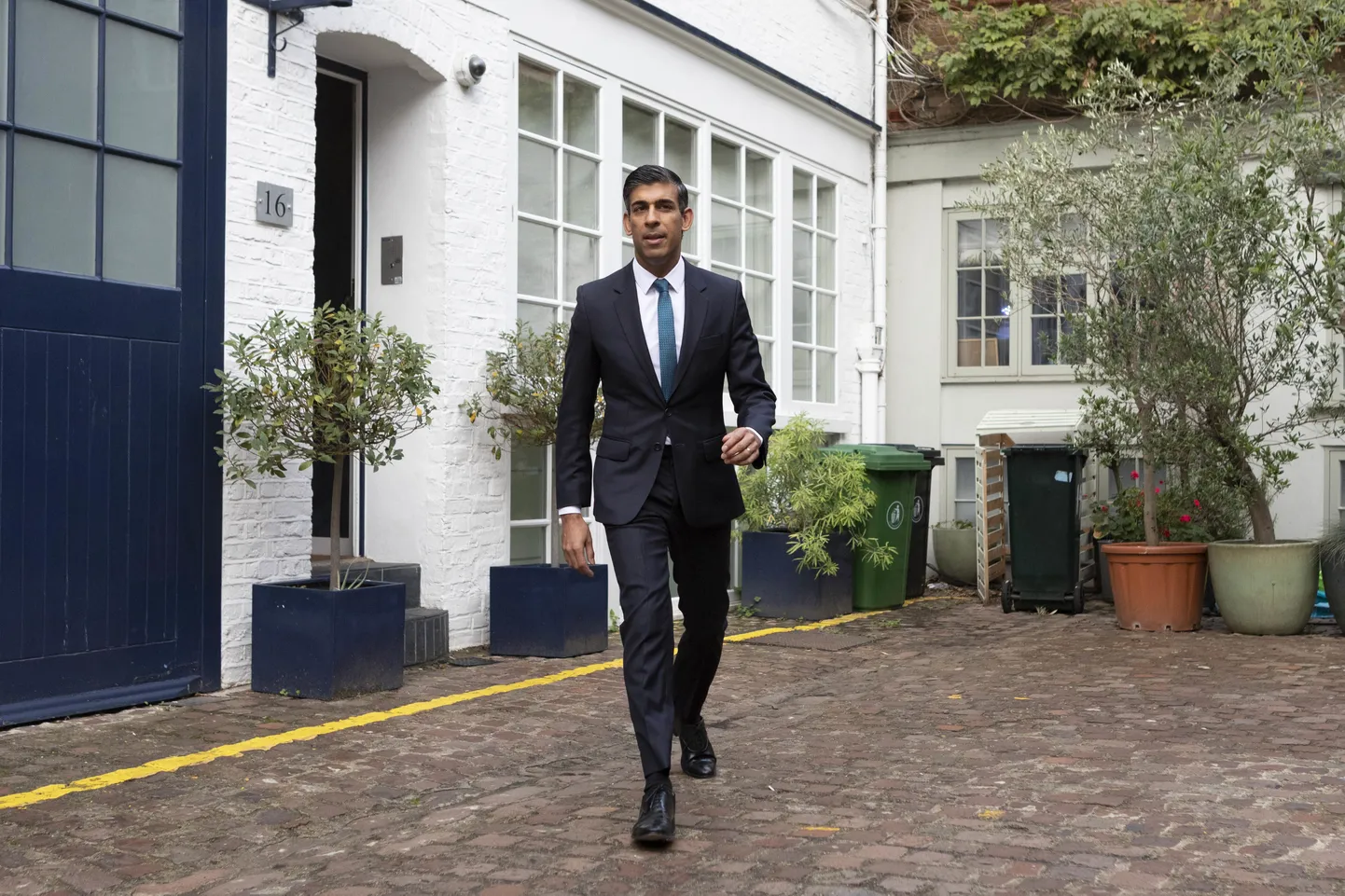 Hetkeseisuga enim konservatiividest parlamendiliikmeid enda selja taha kogunud endine rahandusminister Rishi Sunak oma Londoni kodu ees reedel, 21. oktoobril.