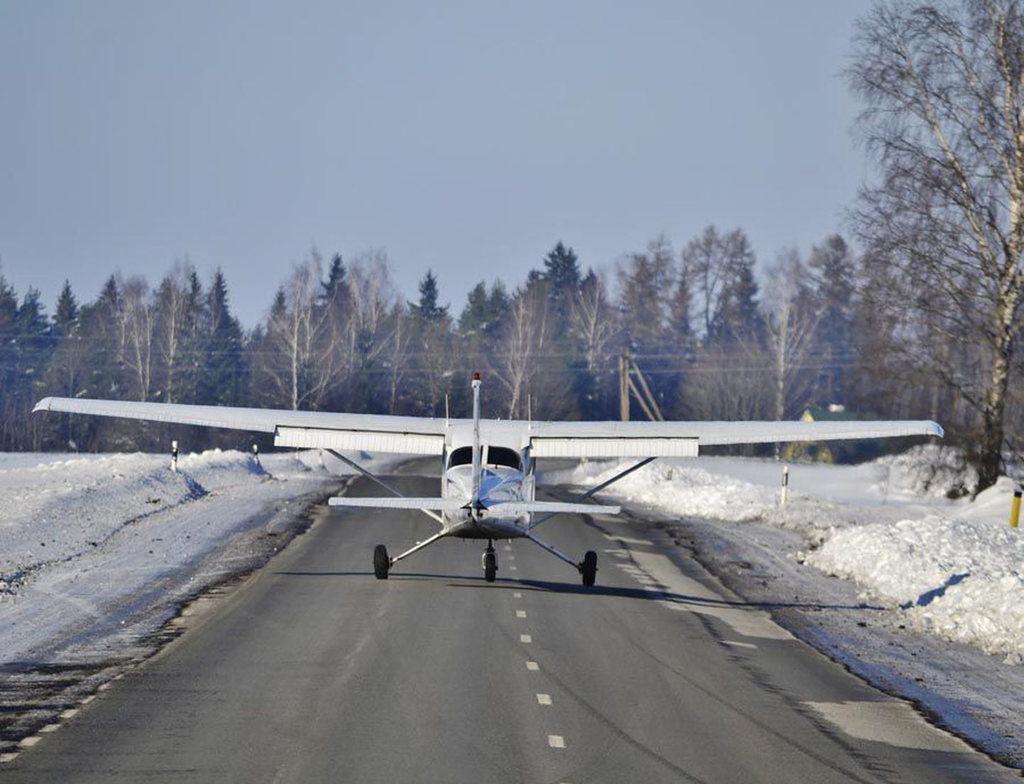 Viljandi—Mustla maantee muutus ajutiseks lennuväljaks.