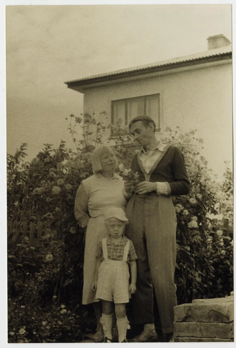 Artur Alliksaar abikaasa Linda ja poeg Jürgeniga 1965. aastal.
