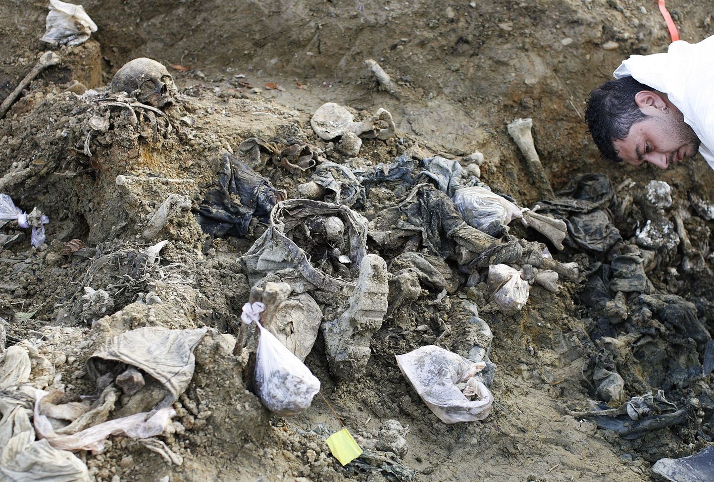 Kohtueksperdid tapetud bosniakkide haua juures.