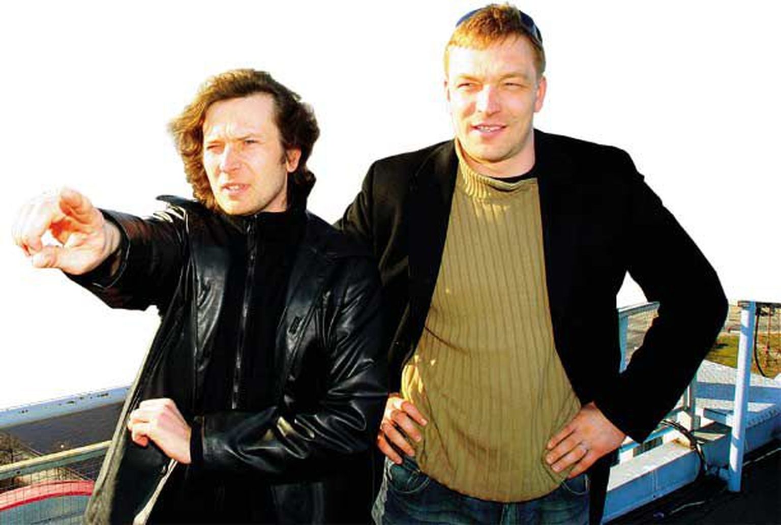 Taago Tubin (vasakul) vaatab Lõuna-Eesti poole, Ain Mäeots vaatab ka.