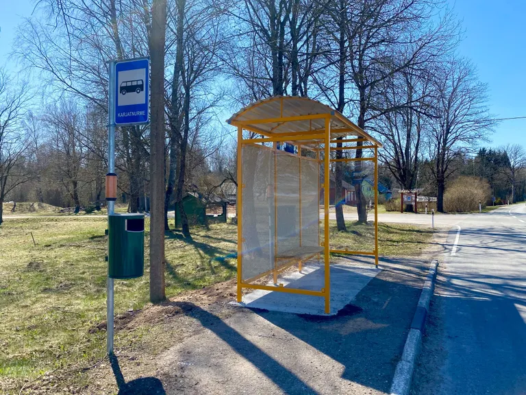 Karjatnurme küla uus bussiootepaviljon.