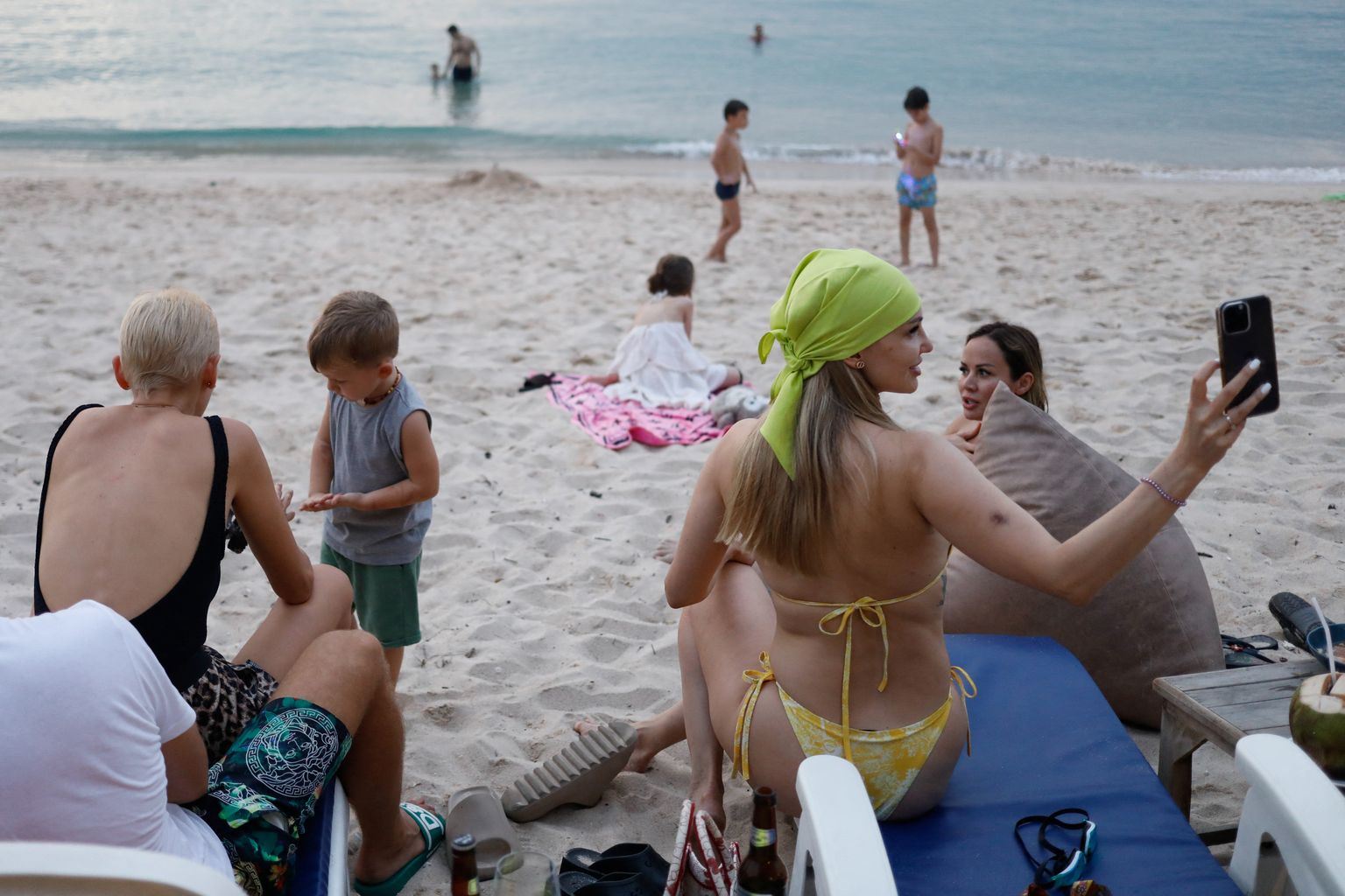 Российские туристы отдыхают на пляже Лаян на Пхукете, Таиланд, декабрь 2022 года.
