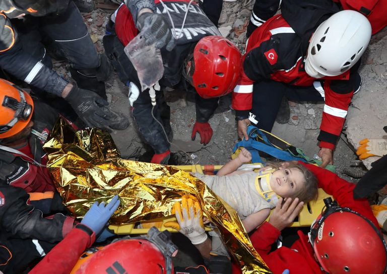 Türgi lääneosa rannikulinnas Izmiris päästeti maavärinarusudest kolmeaastane Ayda Gezgin