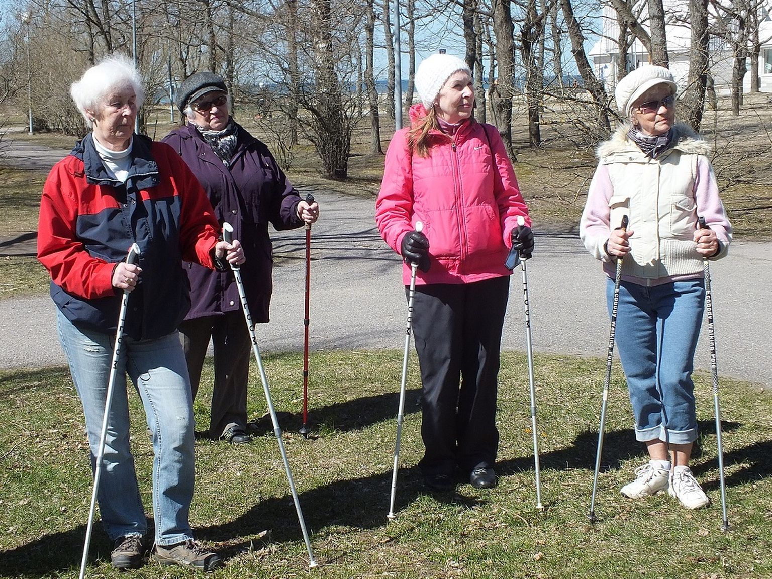 Скандинавская ходьба укрепляет здоровье. Иллюстративное фото