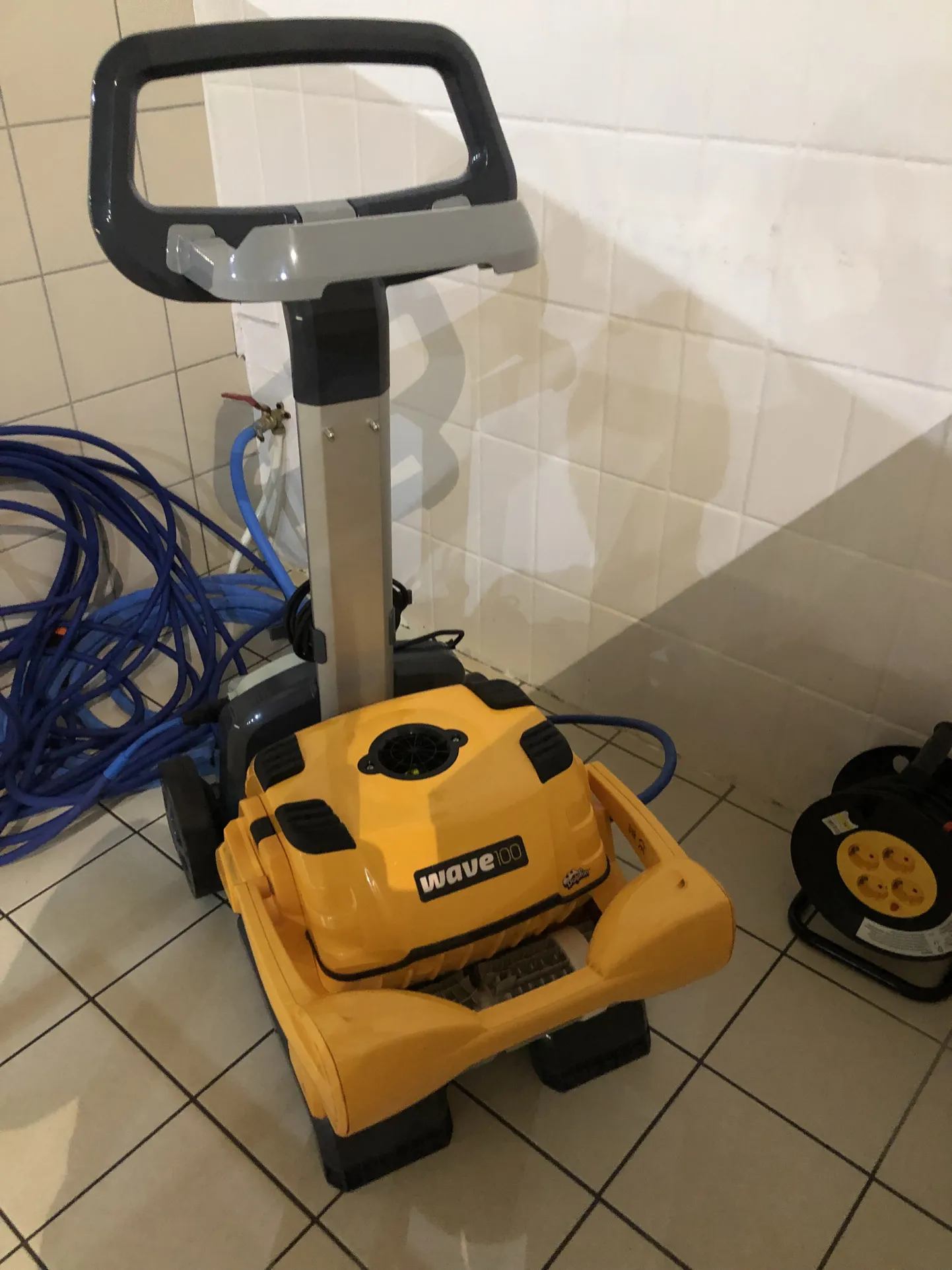 Vinni ujulas kannab basseinivee puhtuse eest hoolt uus robot Dolphin Wave 100.