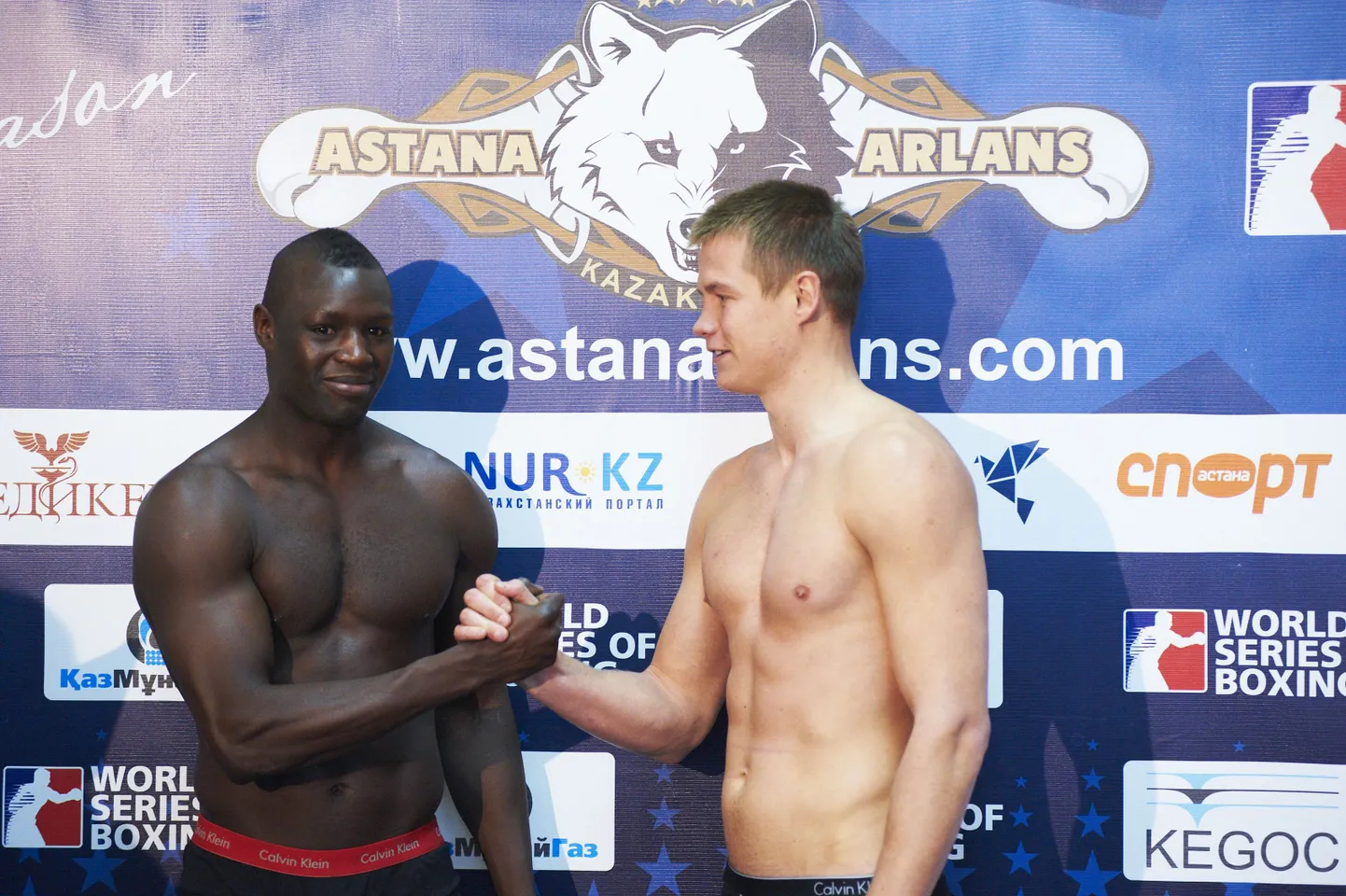 Ainar Karlson (paremal) ja Boubacar Kamara kaalumisel.